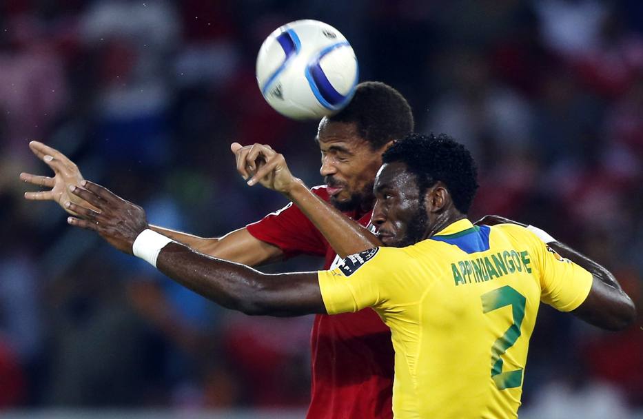 Rui Fernando da Gracia della Guinea Equatoriale e Aaron Appidongoye del Gabon, durante la sfida di Coppa d&#39;Africa a Bata, (REUTERS)